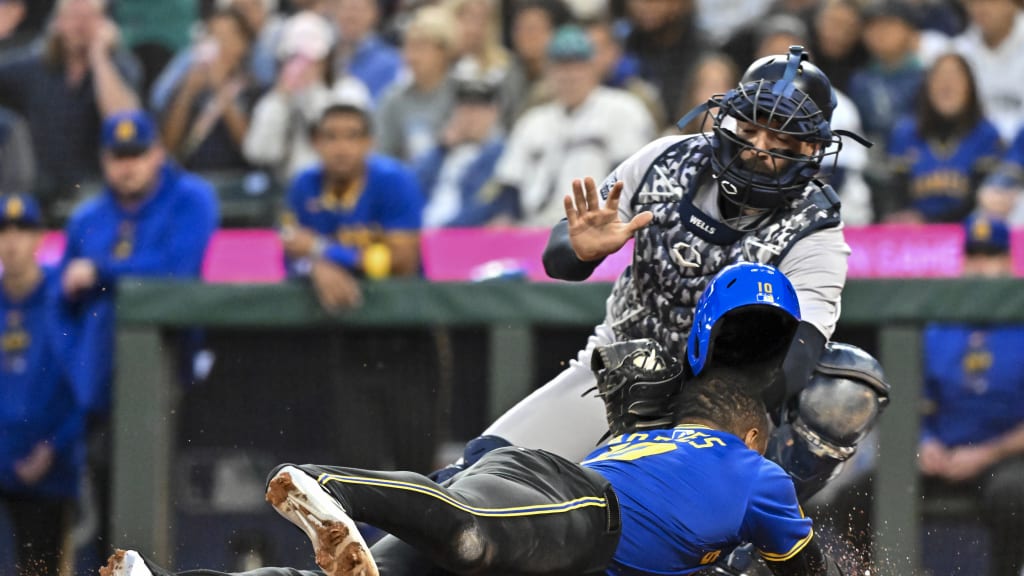 Luis Gil throws out Victor Robles at home