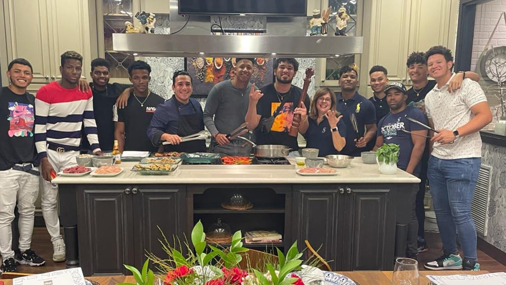 Torres leading a cooking class with players. (Credit: Walkyria Torres)