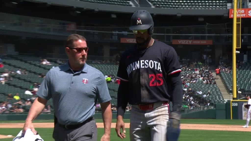 Byron Buxton exits the game with right knee soreness