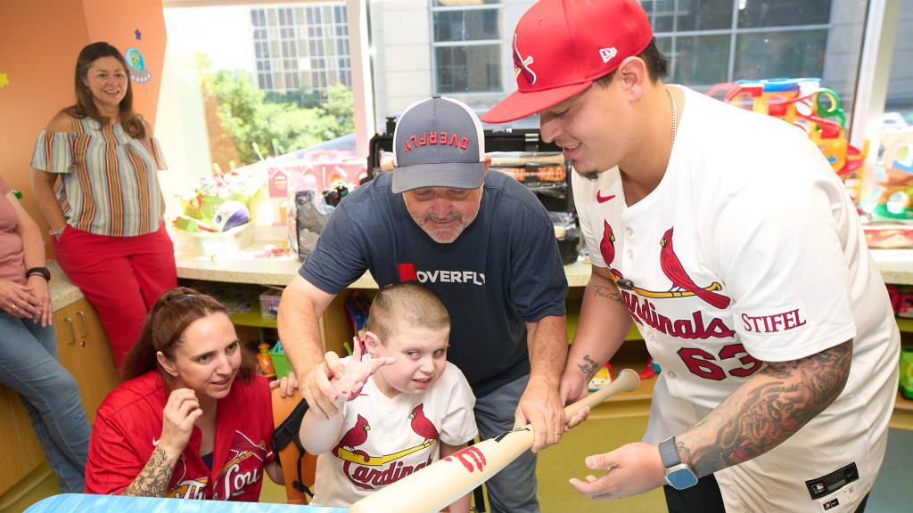 Yohel Pozo greets a young Cardinals fan at Mercy Hospital. (photo via Taka Yanagimoto/St. Louis Cardinals)