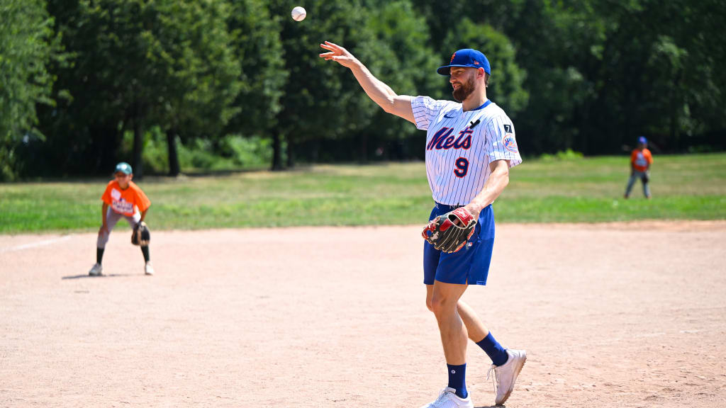 Brandon Nimmo takes part in a Queens Little League game. (photo via New York Mets)