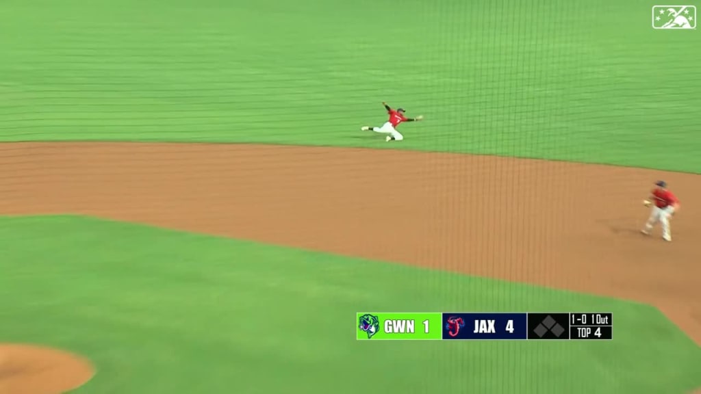 Xavier Edwards' diving play 