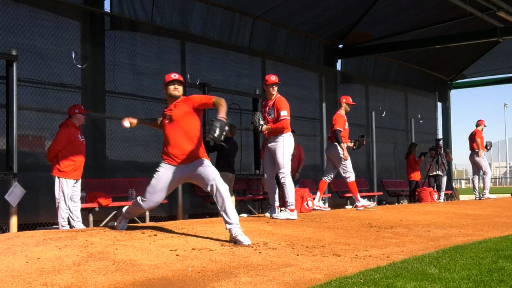 Pitchers and catchers arrive at Reds' camp