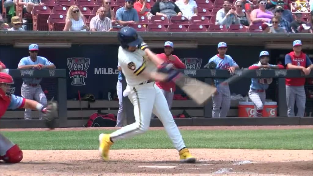 Milwaukee Brewers' Andruw Monasterio (14) fields a ground ball out