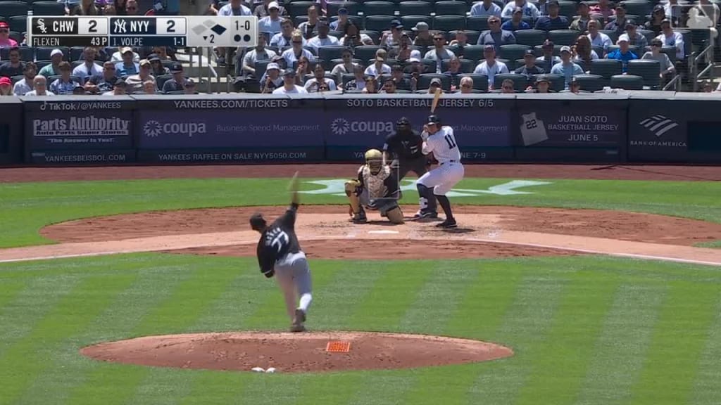 Eloy Jiménez catches Anthony Volpe's fly