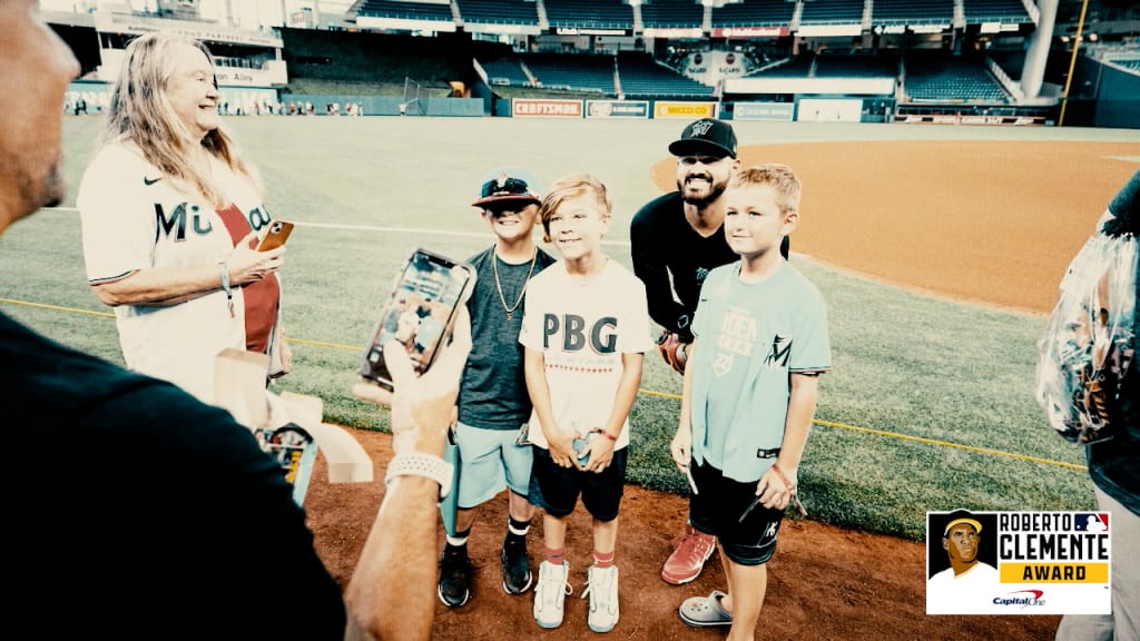 Baseball In Pics - Roberto Clemente with his 3 sons, #HappyFathersDay