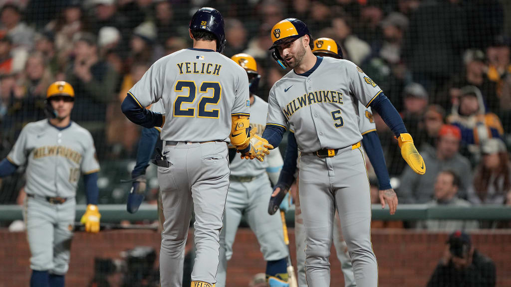 Brewers score 8 runs in 6th inning of win vs. Giants