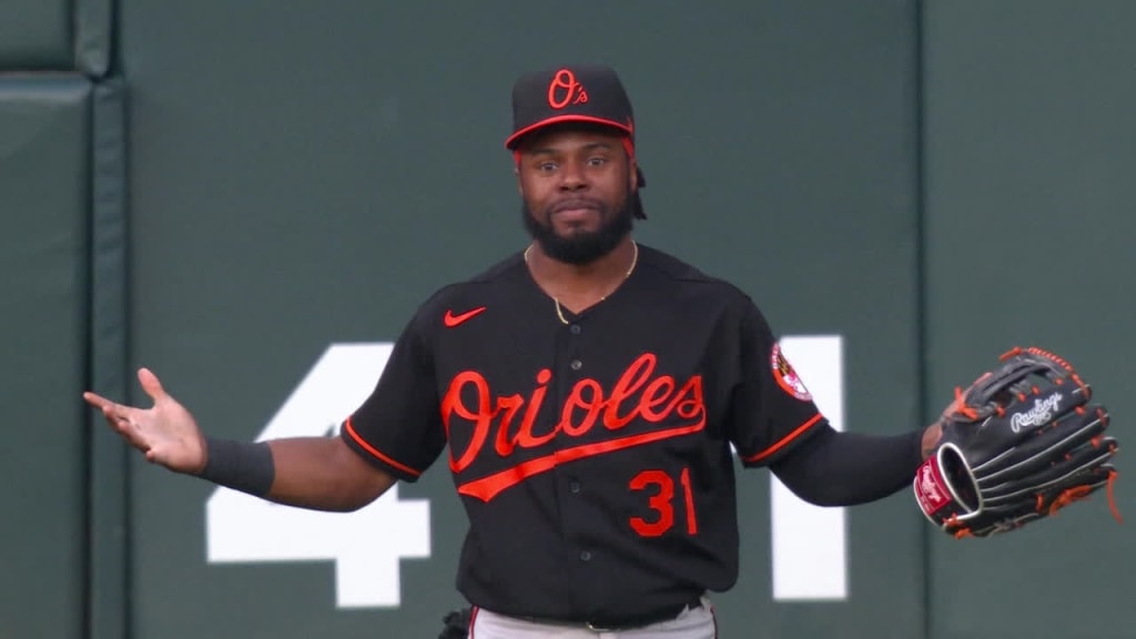 Watch: Buxton crashes into wall to make catch at spring training - Bring Me  The News