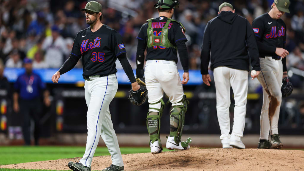 Holmes breaks leg on comebacker, out 'for a long time'