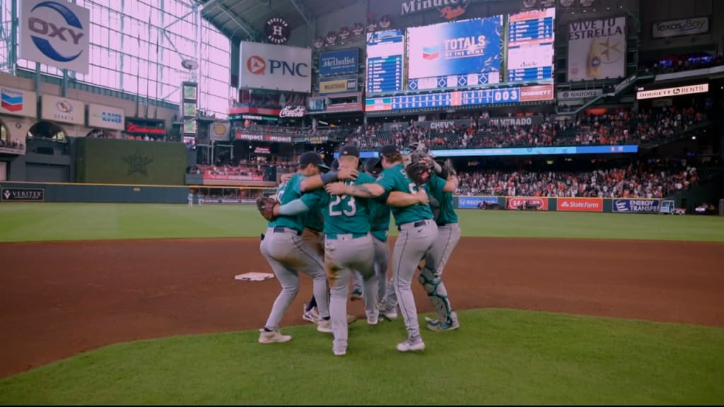 Mariners score four in eighth, win game and series form A's