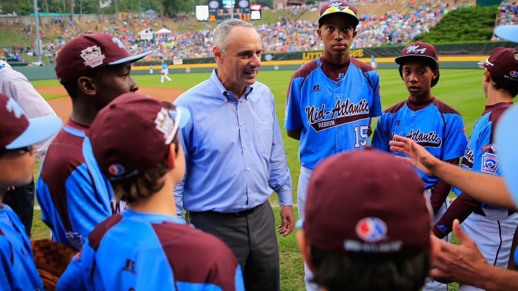 Commissioner Rob Manfred meets with Mo'ne Davis and the Taney Dragons from Philadelphia at the 2014 Little League World Series.