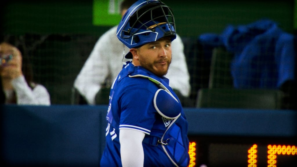 Alejandro Kirk throwing out runners at second base
