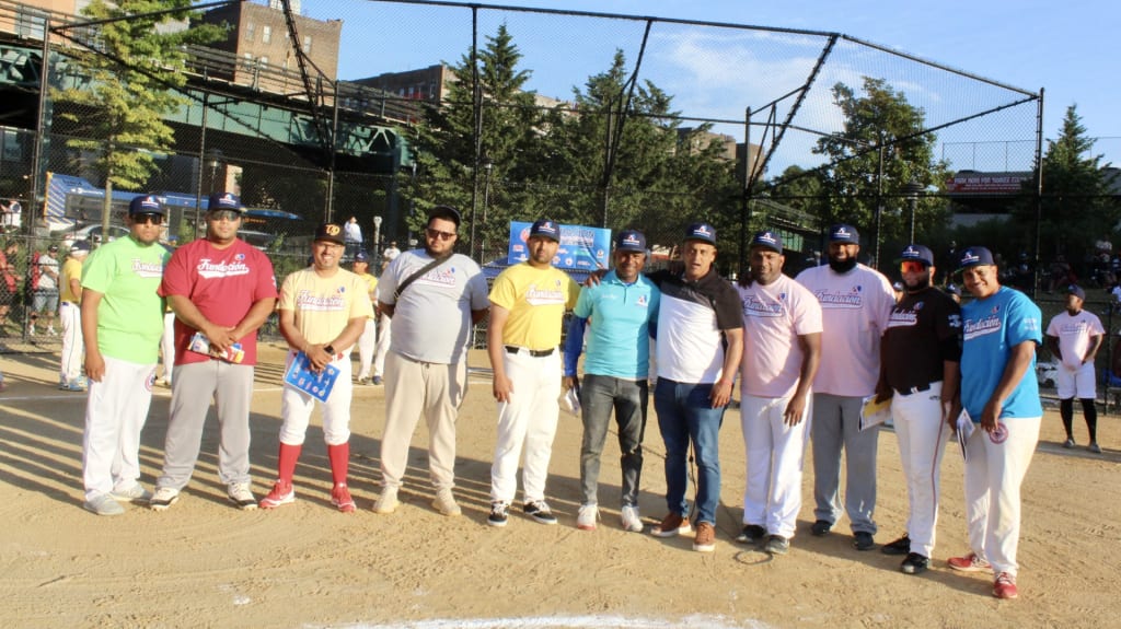 Roberto Rojas, Daniel Reyes y los dirigentes de los equipos en competencia.