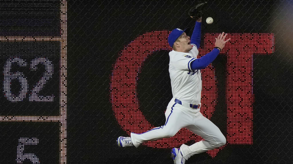 Mark Canha sale del juego tras chocar contra la pared
