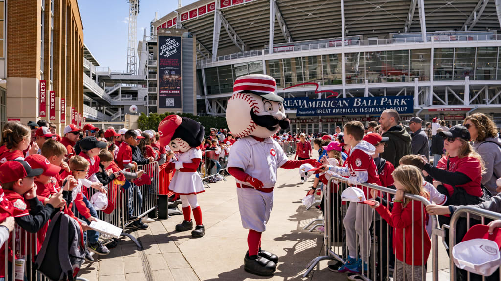 Cincinnati Reds Kids Day: Players walk red carpet