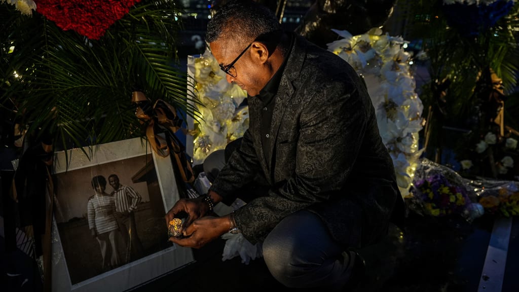 Impromptu ceremony outside PNC Park statue stirs emotions on 50th  anniversary of Clemente's death