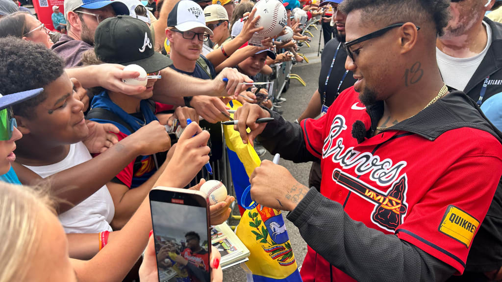 Ronald Acuña Jr. signs autographs for several young fans. (photo via Courtney Hollmon)