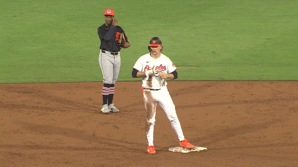 Gunnar Henderson hits an RBI double in the 3rd inning