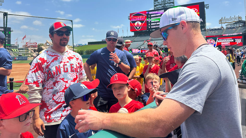 Eric Wagaman meets Little Leaguers