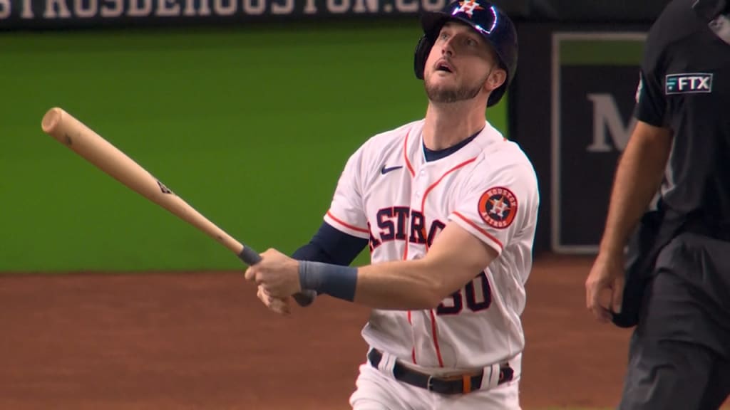 Tucker rompe el empate con jonrón; Astros remontan y superan a Marlins