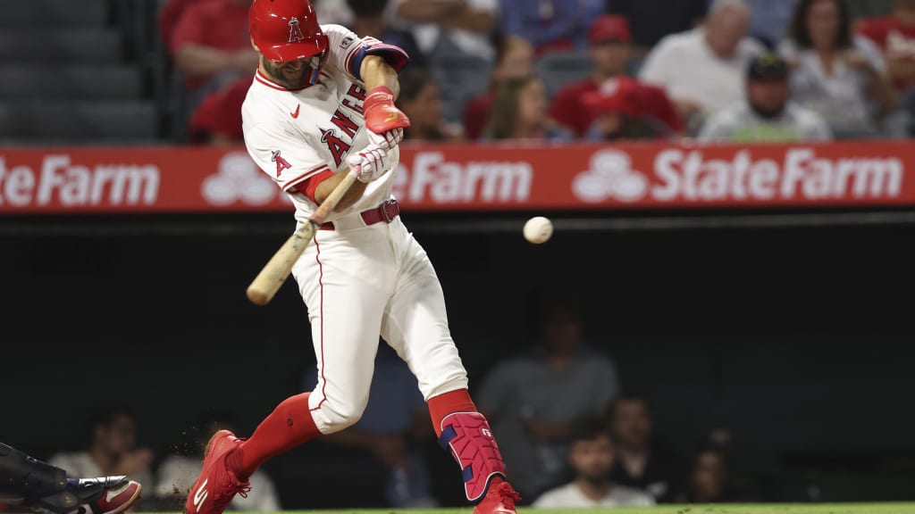 Chris Taylor re-signs with Angels, reports to camp