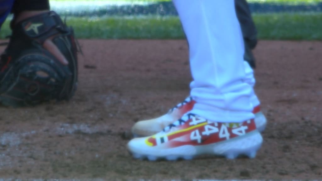 Willson Contreras' shoes honor Yadier Molina on Opening Day