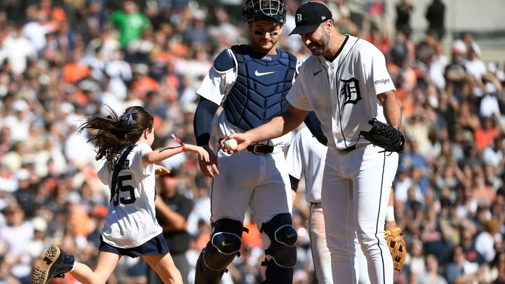 Verlander caps career with incredible father-daughter moment