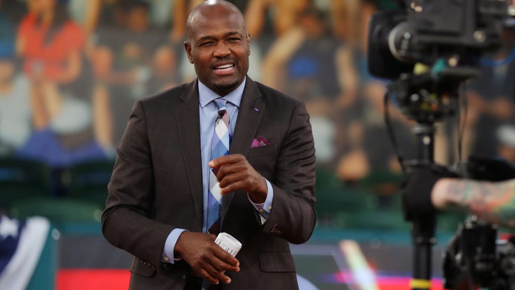 Former Seattle Mariners second baseman Harold Reynolds, left