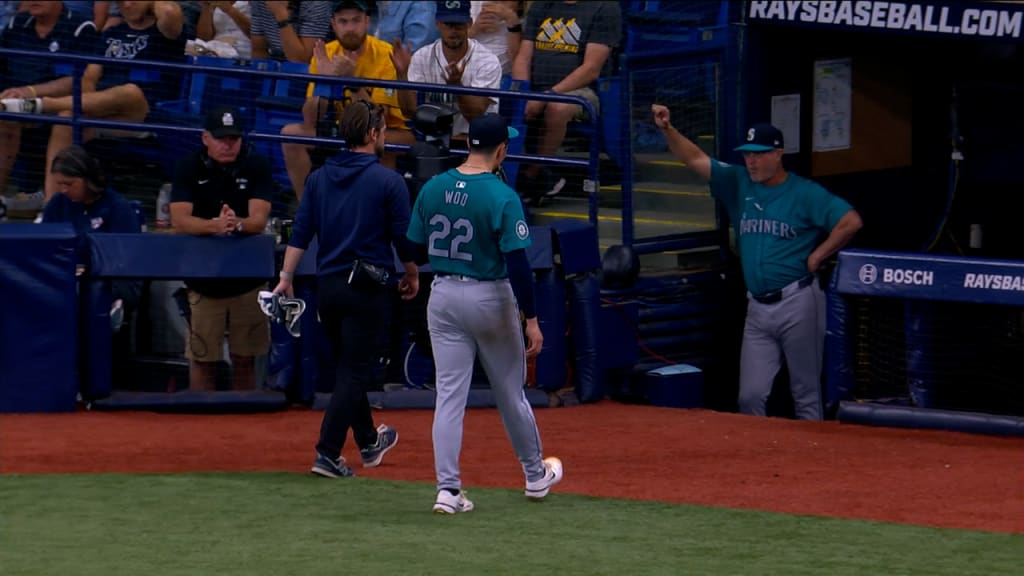 Bryan Woo exits with right hamstring tightness