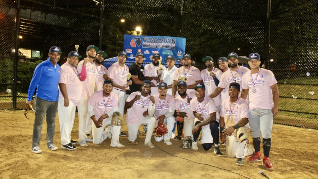Los campeones Team La Rubia, orgullosamente reciben la copa de campeón de parte de Roberto Rojas.