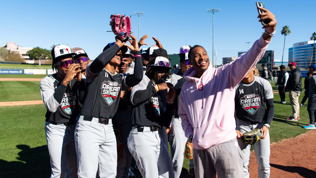 DREAM Series participants gather for a selfie at Tempe Diablo Stadium. (Kelsey Grant/MLB Photos)