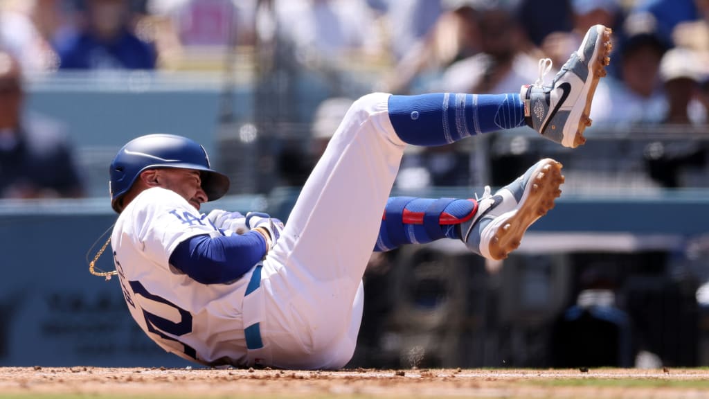 Dodgers lose Mookie to fractured left hand