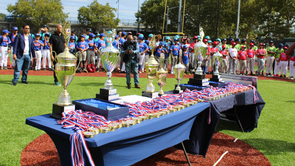 Los trofeos y las medallas que estarán en disputa este viernes, esperando por los equipos que buscarán conquistar la gloria en las grandes finales de los Juegos de la Comunidad.