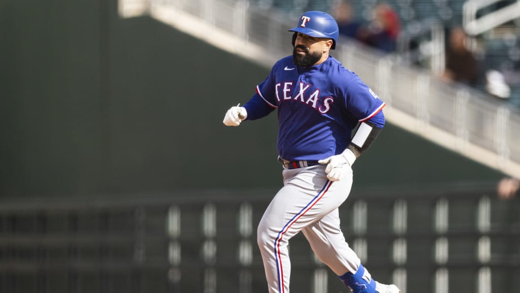 Un día después de ser dejado libre, Sandy León vuelve a los Rangers