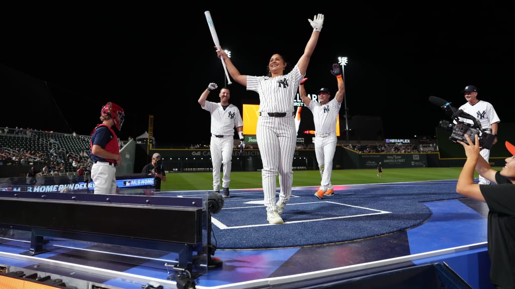 Jocelyn Alo, Todd Frazier and Nick Swisher celebrate after their HRDX win.