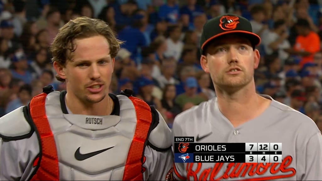 Henderson and Santander homer to lead the 1st-place Orioles past