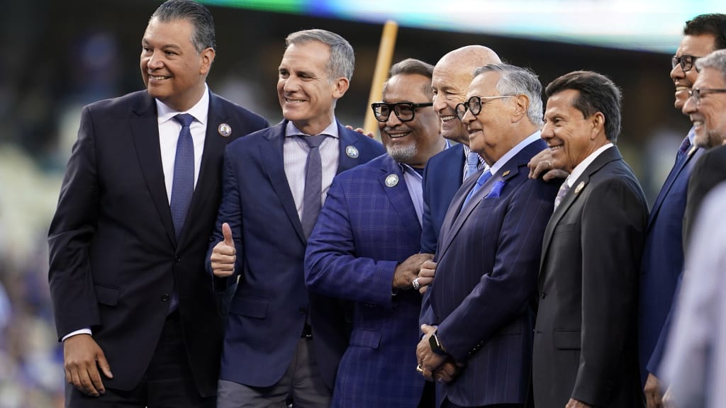 Dodgers Spanish-Language Broadcaster Jaime Jarrín Receives Latino Spirit  Award