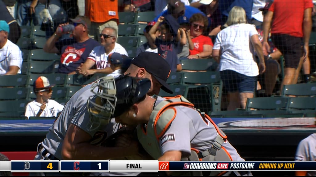 Cincinnati Reds fan helps up Tigers fan, hands home run ball to girl