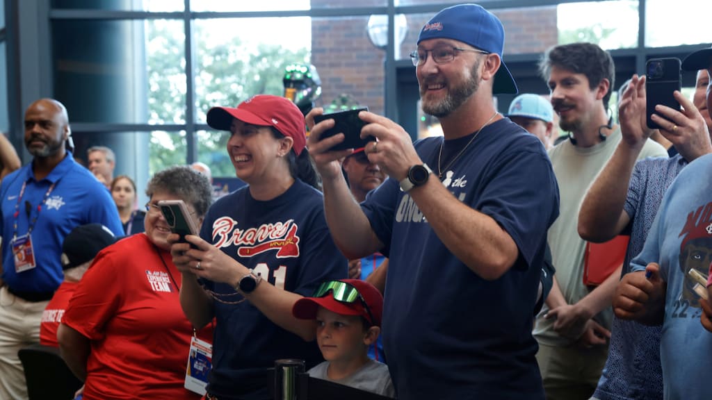 Jarrod and Erin Brown smile while taking photos of their daughter, Maddux, with Braves legend Greg Maddux. (Kaylinn Gilstrap/MLB Photos via Getty Images)