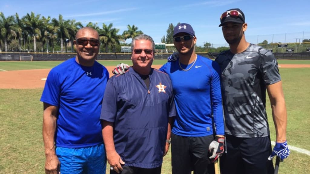 Charlie Gonzalez with Lourdes Gurriel Sr., Yuli Gurriel and Lourdes Gurriel Jr.