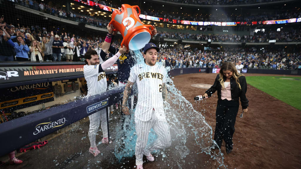 Brewers bust out brooms against Yankees for first time since 80s