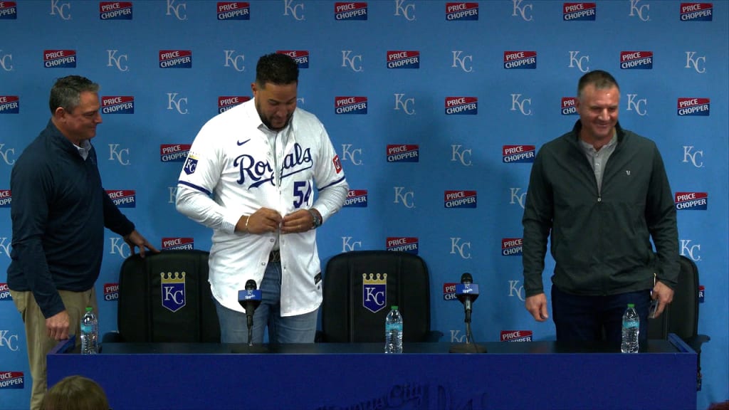 Royals introduce reliever Carlos Estévez