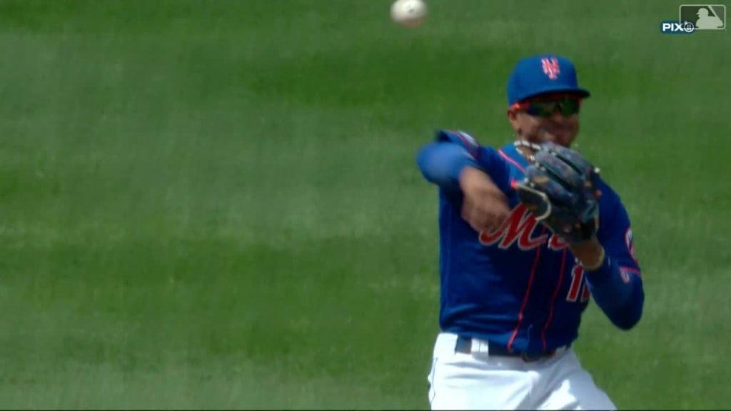 Mets shortstop Francisco Lindor injures finger on hotel door