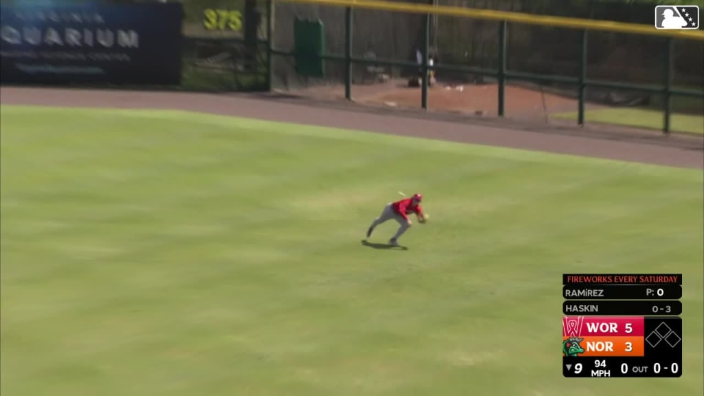 Roman Anthony makes a diving catch