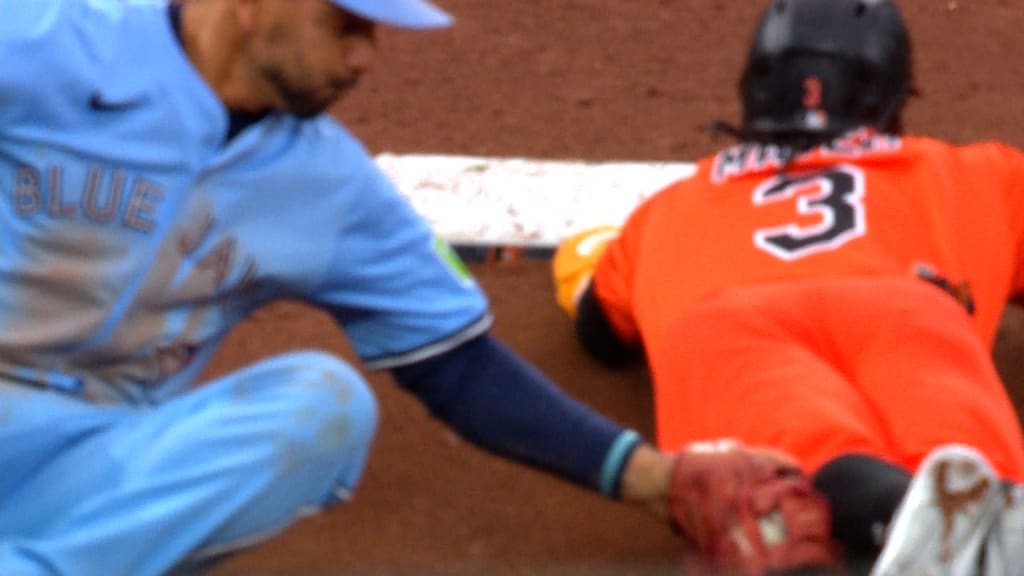 Alejandro Kirk gets Jorge Mateo out at second base