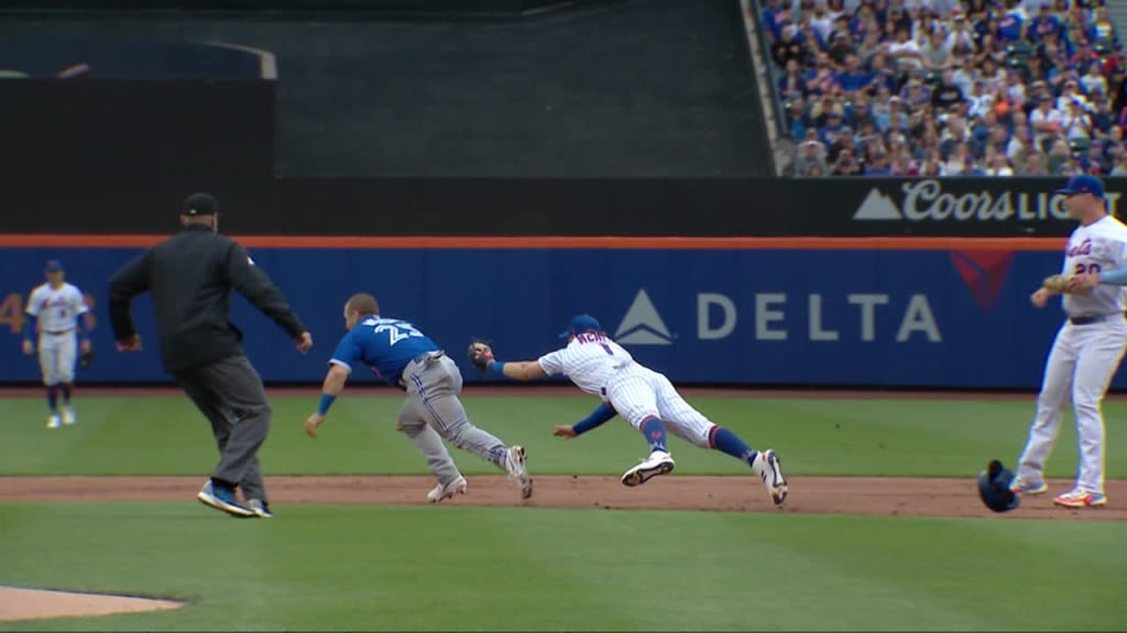 Buck Showalter drops ball by pitching to Vladimir Guerrero in big spot