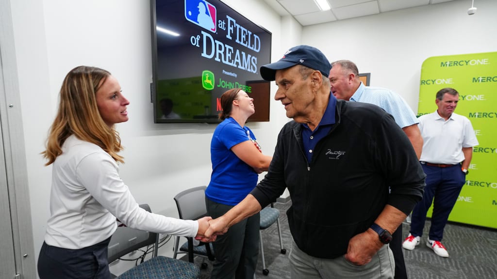 Joe Torre interacts with staff during the visit at MercyOne Dubuque Cancer Center on Thursday. (Daniel Shirey/MLB)
