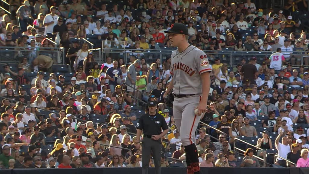 Giants fan who caught home-run ball gives it back