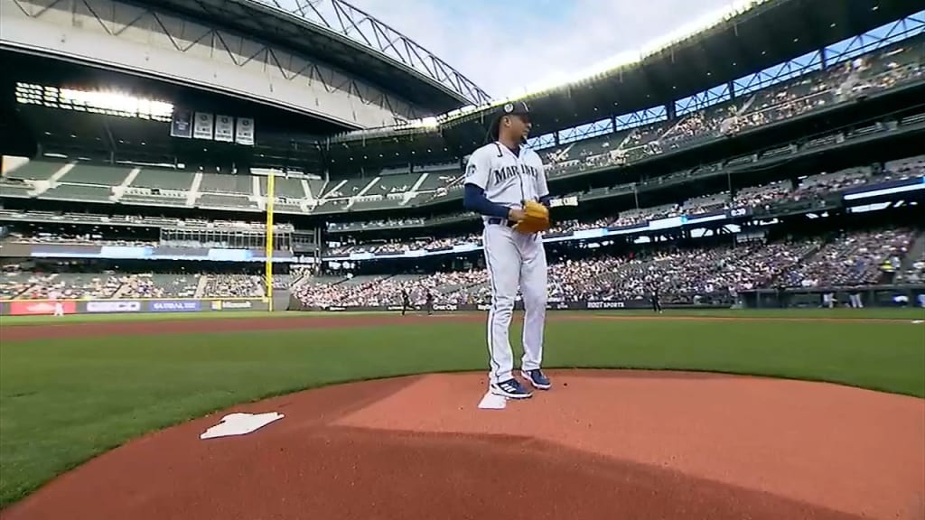 LA Dodgers Honor 4 Nurses On The Field