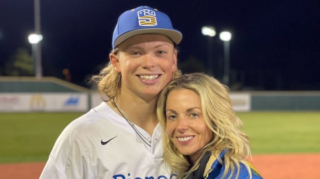 Jackson Holliday with his mom, Leslee
